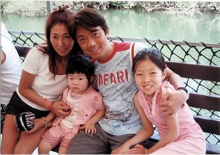 1994年に女優の荒井晶子と結婚