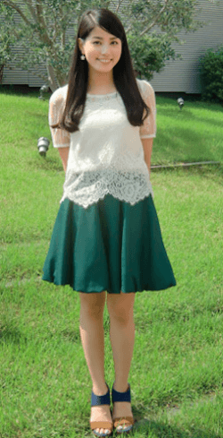 緑のスカートがよく似合っている永島優美