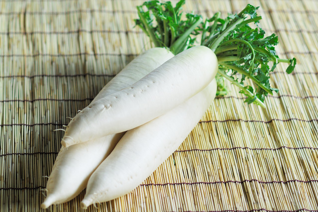 生の大根を食べる