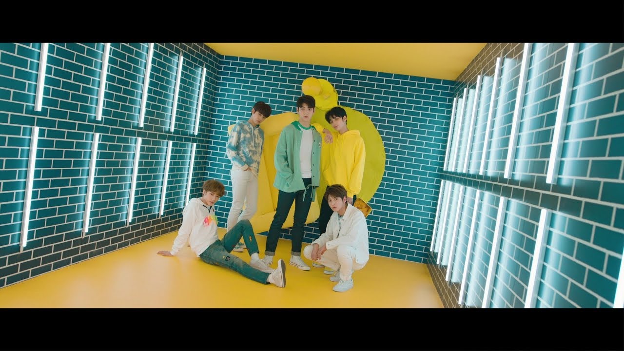 TXT (투모로우바이투게더) '어느날 머리에서 뿔이 자랐다 (CROWN)' Official MV - YouTube