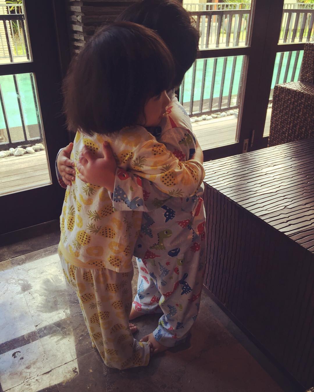 双子で抱き合う感じはたまらなくかわいいですよね