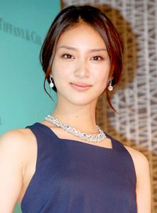 武井咲のヘアアレンジ③大人アップまとめ髪