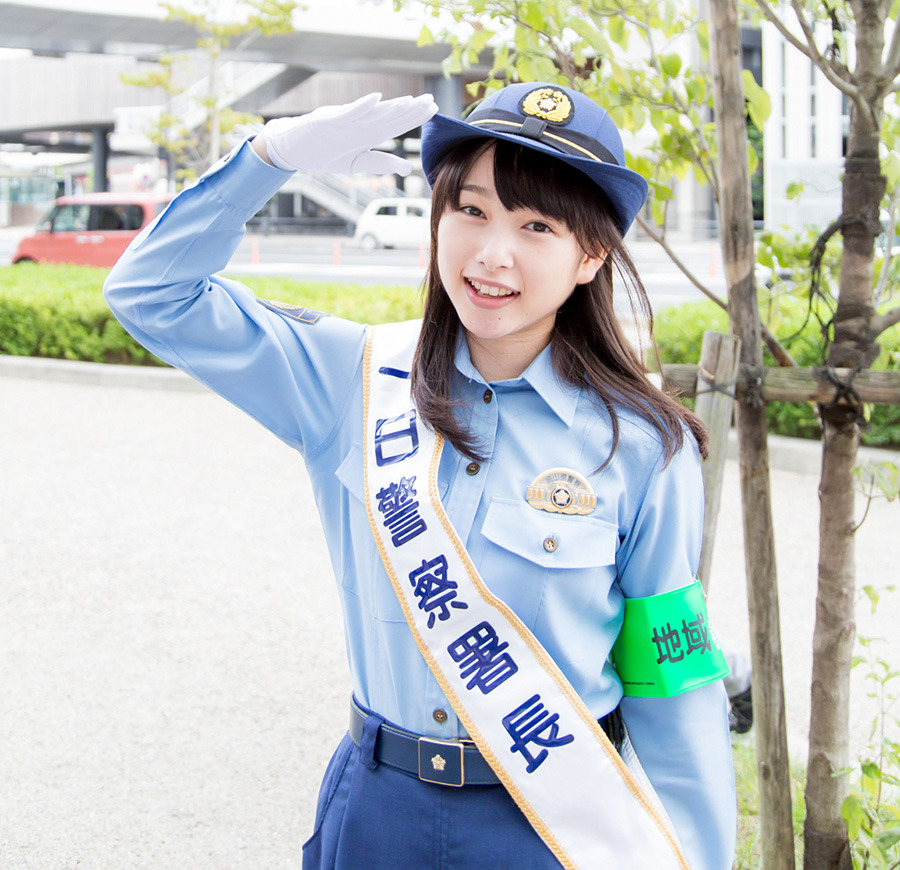 桜井日奈子の私服・衣装④一日警察署長