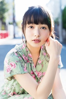 桜井日奈子の私服・衣装①レトロな花柄