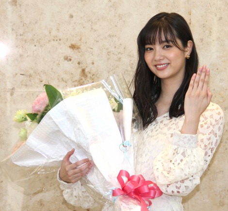 新川優愛さんの結婚相手はロケバス運転手！