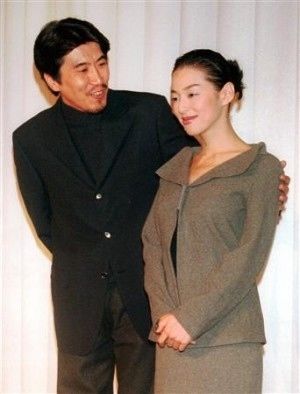 結婚は2度！現在の妻は鈴木保奈美