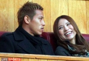 本田選手とお嫁さんのツーショット