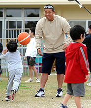 子供たちと遊ぶ中田選手