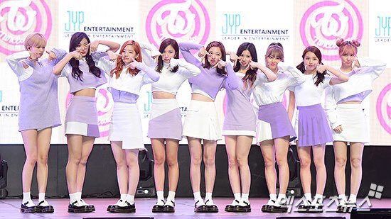 韓国のガールズグループ「TWICE」が発祥