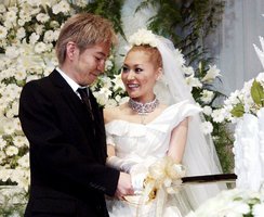 盛大な結婚披露宴は生中継される