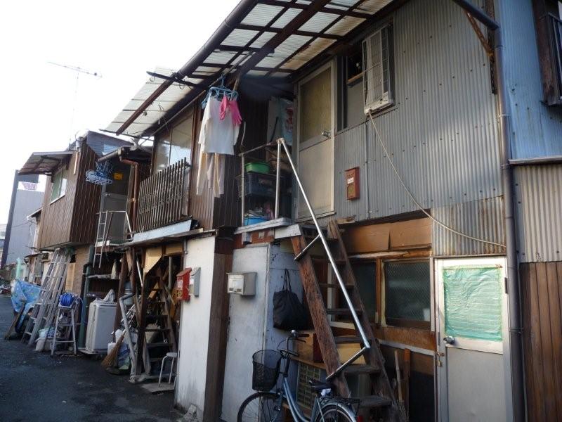 家はバラック小屋