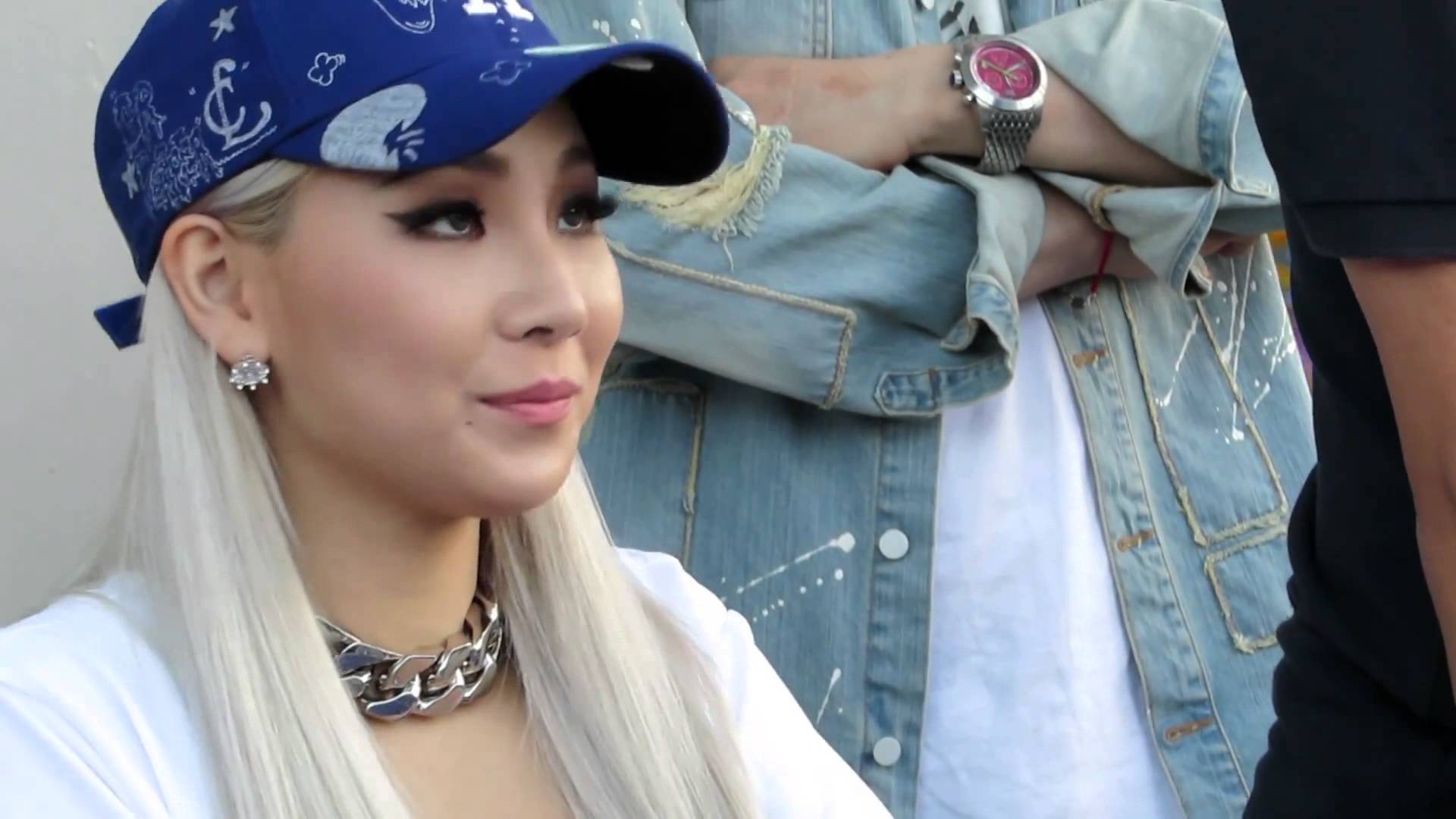 CL at Dodger Stadiummeets (fans and signs autographs) @Dodgers 150618 - YouTube