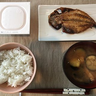 和食の時はご飯、アジ、みそ汁、納豆