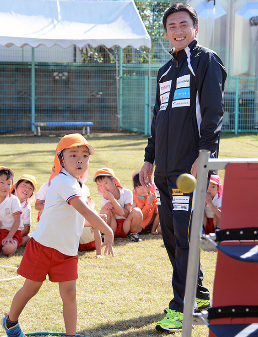 子供たちに野球を教えている