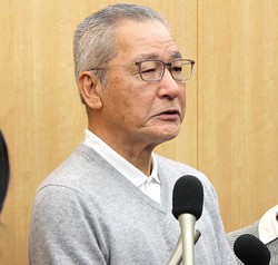 緊急記者会見を開く