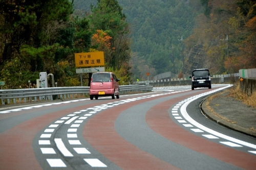 カラー舗装された事故現場付近