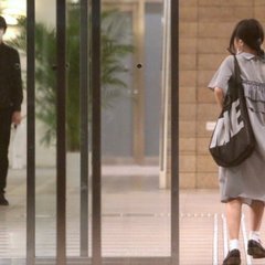 マンションで彼女を待つ粗品さん